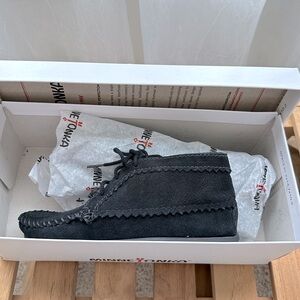 NEW! Minnietonka Women’s Suede Ankle Boot Black